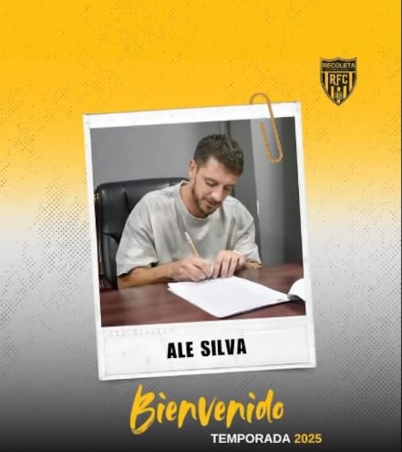 El uruguayo Alejandro Silva (35 años), firmando el contrato que lo vincula con el Deportivo Recoleta.