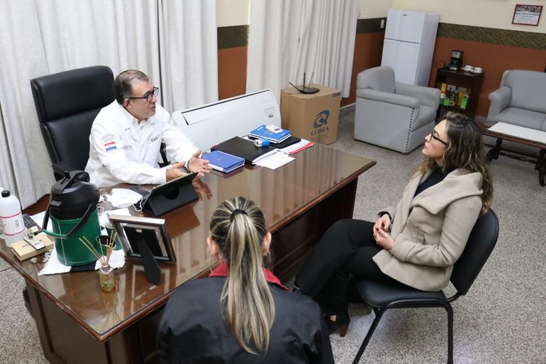 La fiscala Sonia Sanguinés reunida con el director del Hospital Militar, Dr. Darío Fretes, con relación a la salud del cadete agredido.