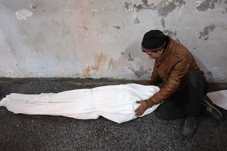 Un hombre llora junto al cuerpo de un familiar fallecido, el miércoles en el hospital Bautista, en la Ciudad de Gaza.