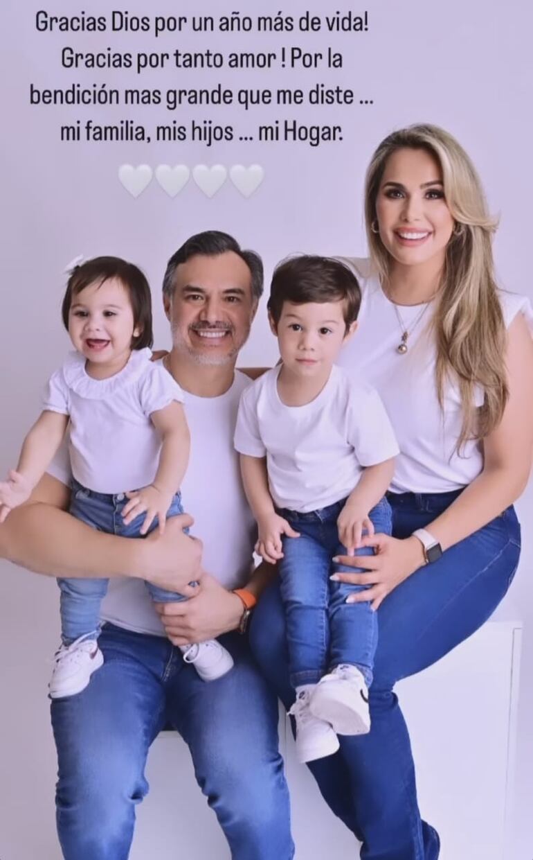 ¡Hermosa familia! Tania Domaniczky con su marido e hijos. (Captura de la historia de Instagram de Tania Domaniczky)