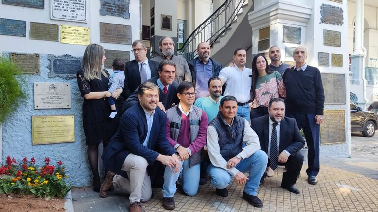 Familiares y amigos de Marcelo Pecci, frente a la placa inaugurada hoy.