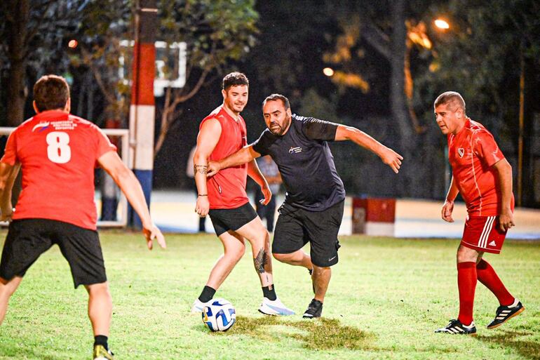 Algunas de las imágenes compartidas del encuentro de fútbol de este miércoles 6 de setiembre, en Mburuvicha Róga, con la participación de intendentes, gobernadores, funcionarios y exfutbolistas famosos.