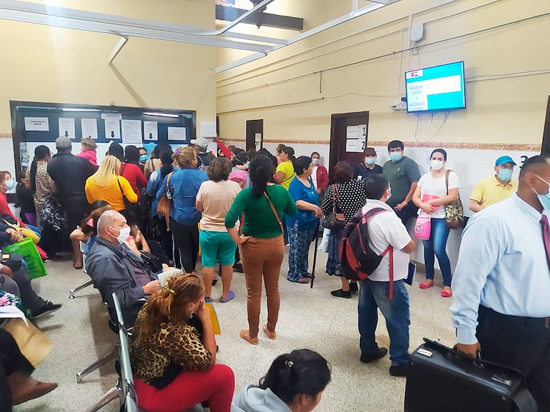 Este jueves se observa una gran cantidad de pacientes en el Hospital General de San Lorenzo, más conocido como Calle’i. (Imagen de referencia).