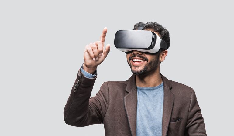 Hombre joven utilizando un visor de realidad virtual