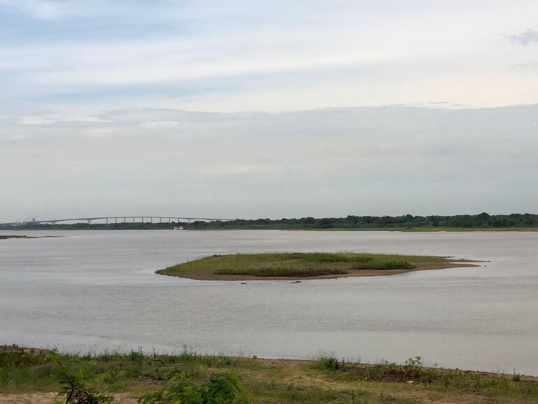 Imágenes del río Paraguay en la ciudad de Concepción.