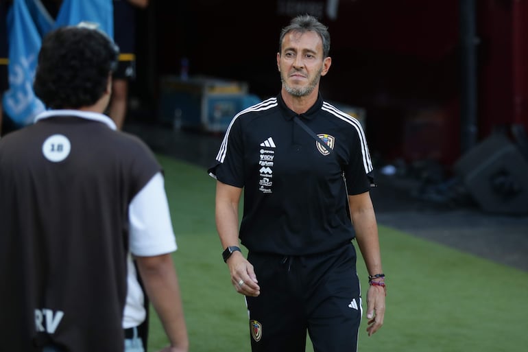 El argentino Fernando Batista (d), seleccionador de Venezuela, en el partido frente a Argentina de las Eliminatorias Sudamericanas 2026 en el estadio Monumental, en Maturín, Venezuela.