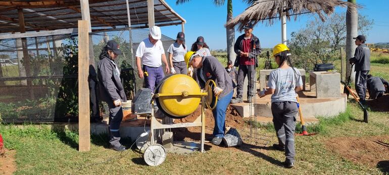 Jóvenes siendo capacitados en el taller de construcción.