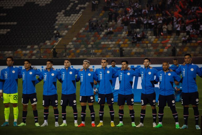 Jugadores de Paraguay forman durante el himno nacional, en un partido amistoso internacional entre las selecciones de Perú y Paraguay en el estadio Monumental de la U en Lima (Perú).