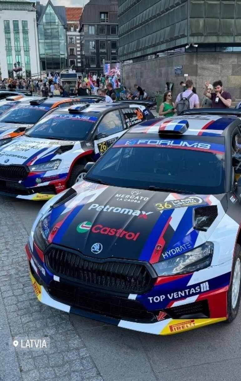 Los autos de Migue y Fau Zaldívar, exhibidos en la previa de la ceremonia de largada ayer.