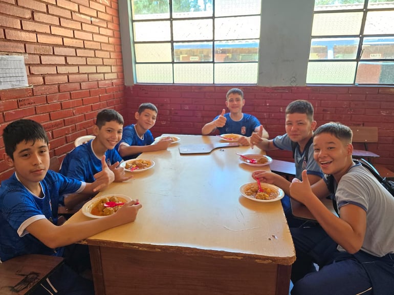 Los estudiantes del colegio Gaspar Rodríguez de Francia de Yaguarón no cuentan con mobiliarios para almorzar.