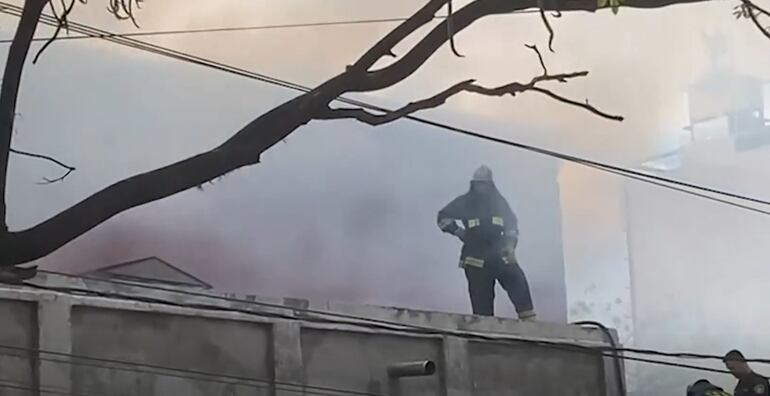 Incendio en local comercial en inmediaciones del Mercado 4.