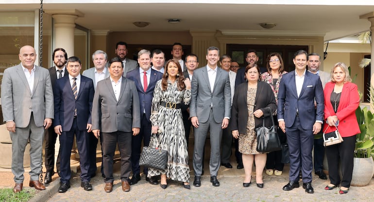 El presidente Santiago Peña (centro) rodeado de senadores de todos los partidos políticos, en Mburuvicharóga. (gentileza).