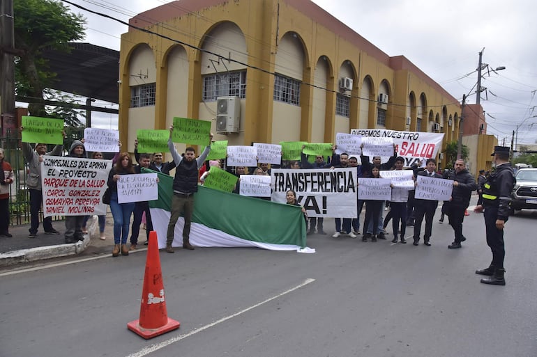 Ciudadanos se manifestaron frente a la Junta Municipal de la ciudad de Lambaré pidiendo que la comuna luche y conserve el terreno de cuatro hectáreas que debía ser destinado al Parque de la Salud.