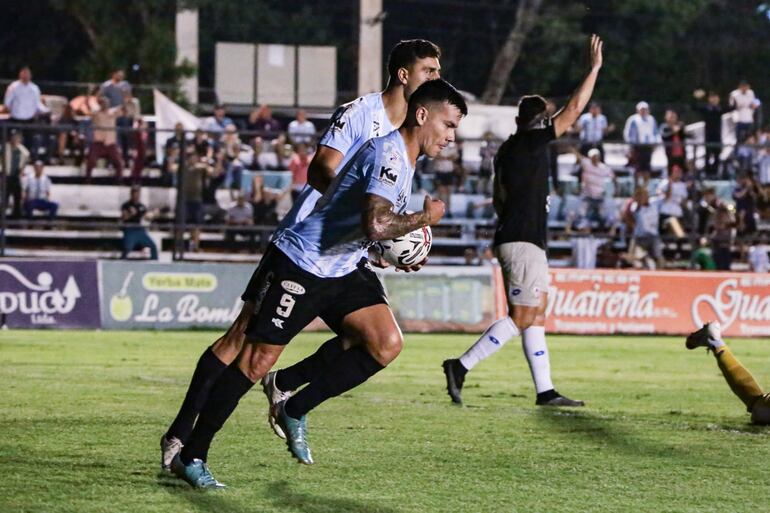 José Verdún, jugador de Guaireña, en la acción posterior a su gol ante Resistencia.