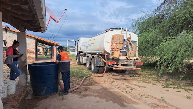 La distribución de agua en varias comunidades del Chaco. (Archivo).