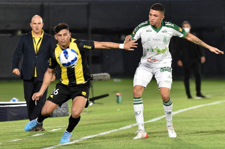 El paraguayo Marcelo González (i), futbolista de Guaraní, pelea por el balón en un partido de la Copa Libertadores en el estadio Defensores del Chaco, en Asunción.