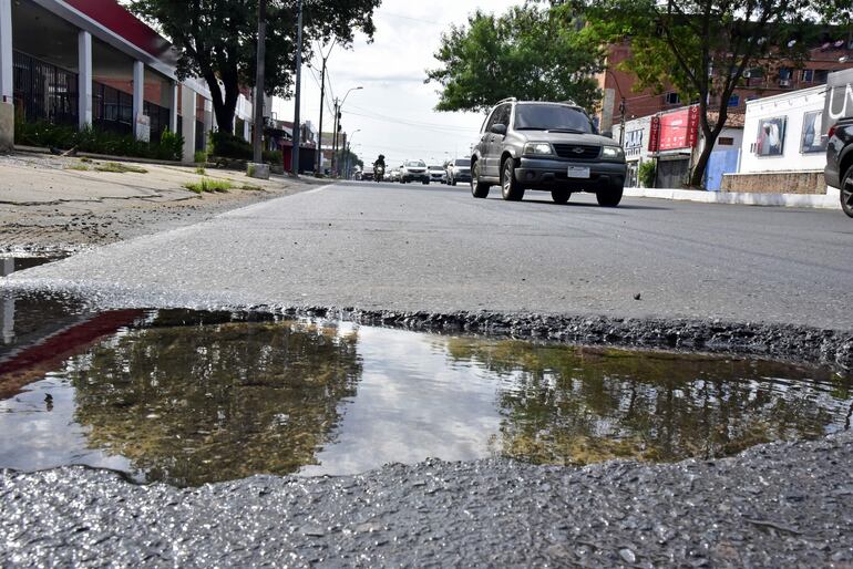 Caño roto causa bache en Eusebio Ayala y Pariri. Los hoyos resultan peligrosos, especialmente de noche.