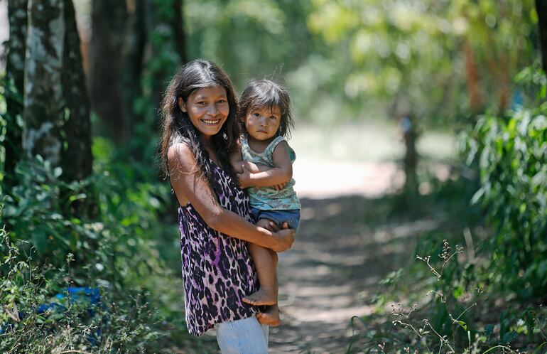 Celina Centurión, una comunicadora de la comunidad Vijú, del pueblo Mbya Guaraní. Está ubicada en el distrito de Tava'i, departamento de Caazapá. (Fapi)