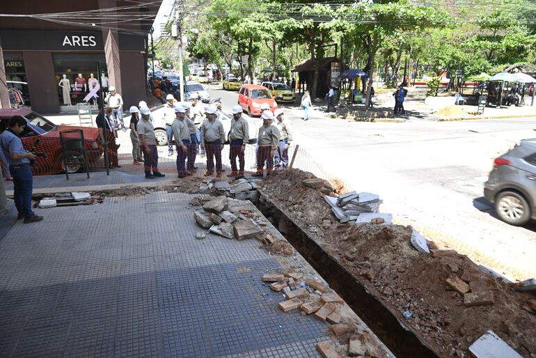 Verificación de autoridades de la ANDE de los trabajos para el cableado subterráneo en calle Palma y transversales.