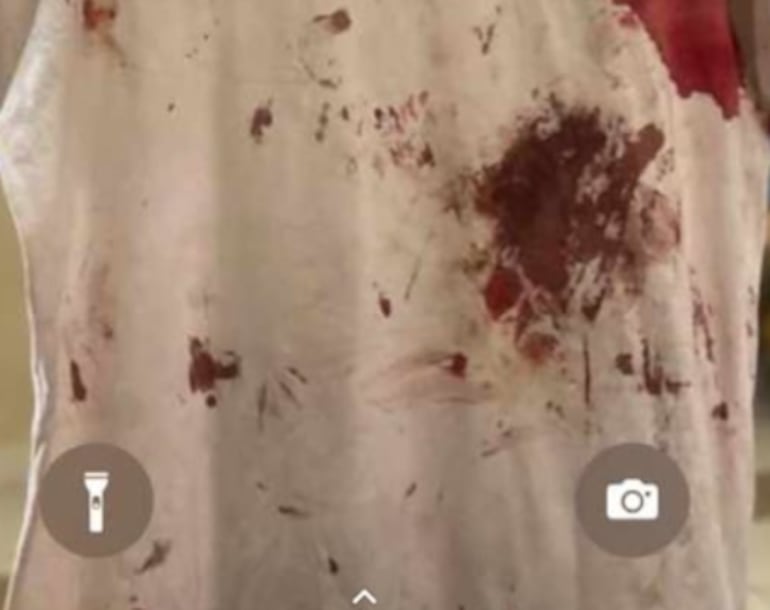 Un estudiante exhibió su remera en redes sociales, con manchas que serían de sangre. (gentileza).