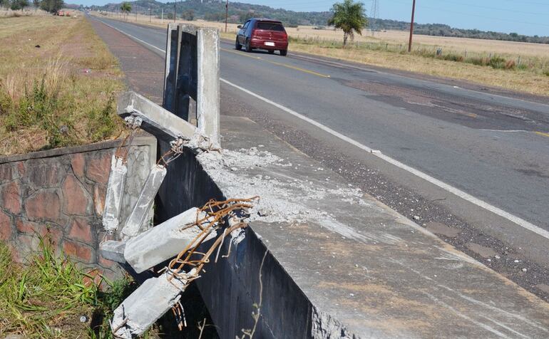 En estas condiciones se encuentran las barandas de la mayoría de las rutas del país.