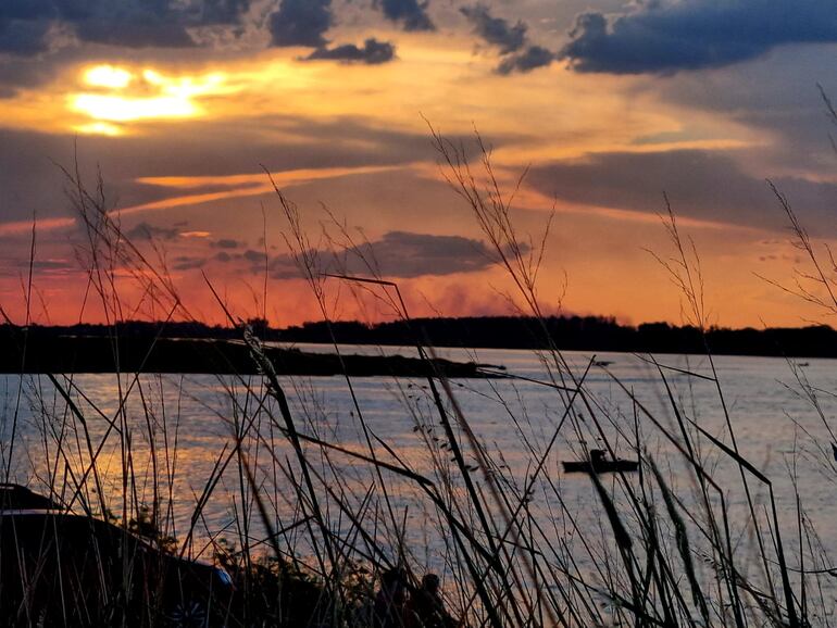 Río Paraguay con el cielo nublado