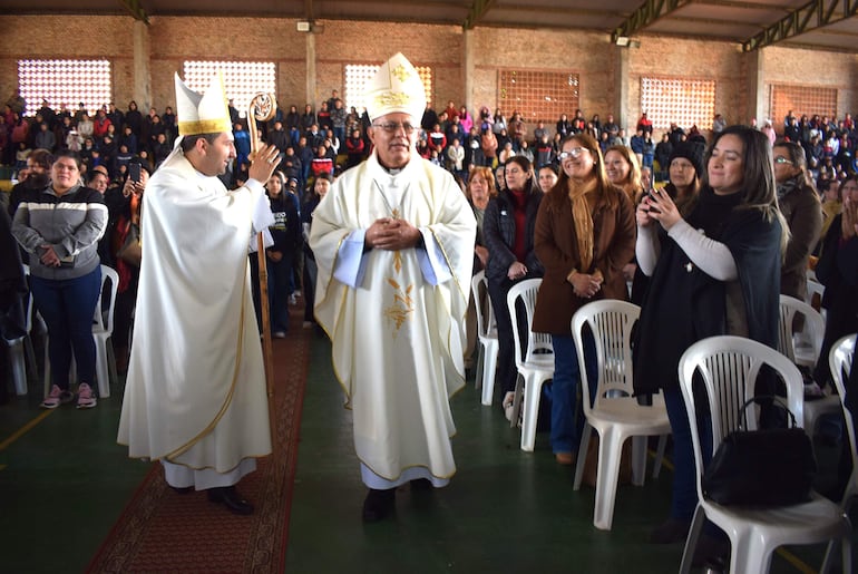 La feligresía católica recibió la bendición del nuncio apostólico Vicenzo Turturro acompañado de Mons. Celestino Ocampo.