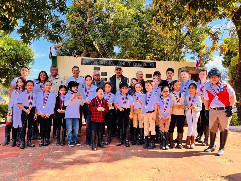 Participantes y ganadores de la jornada de ayer en el Acá Carayá, junto a los organizadores.