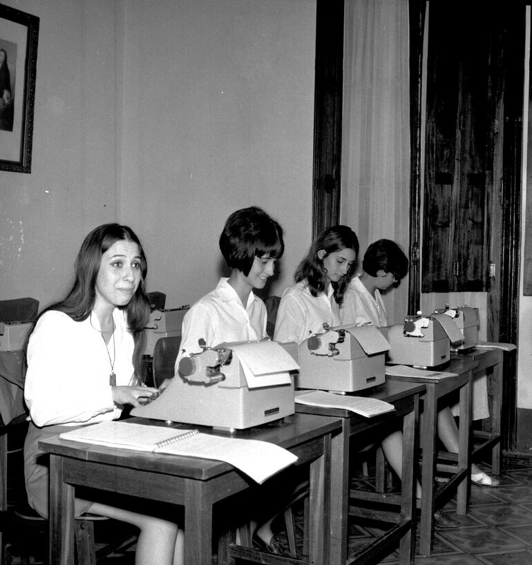 Las chicas tomaban clases de secretariado y dactilografía mediante becas de Ogarapé en 1970.