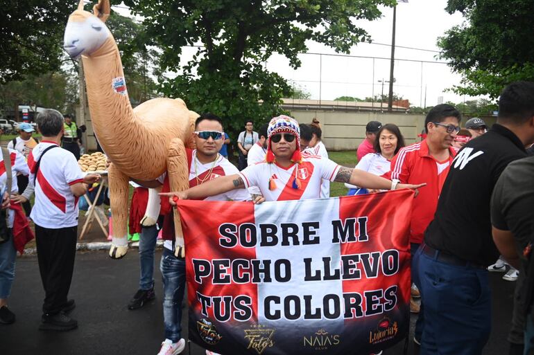 Los aficionados de Paraguay y Perú a los alrededores del estadio Antonio Aranda.