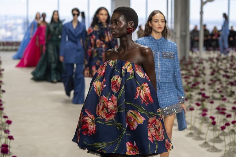 Desfile con prendas de Carolina Herrera, diseñadas por Wes Gordon.
