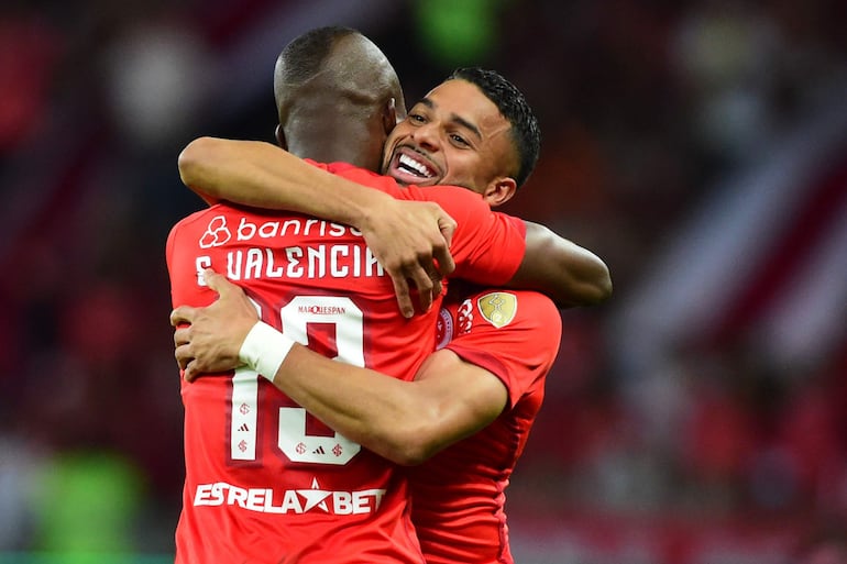 El ecuatoriano Enner Valencia (i), jugador de Internacional, celebra un gol en el partido de los cuartos de final de la Copa Libertadores en el estadio Beira-Rio, en Porto Alegre, Brasil.
