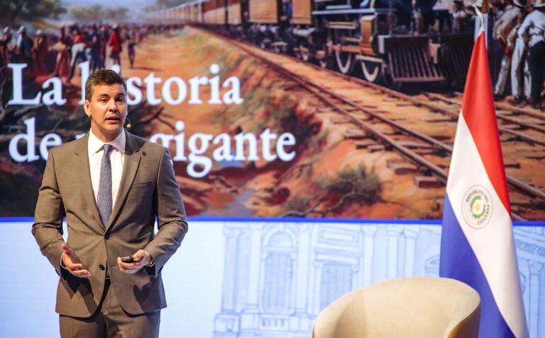 El presidente Santiago Peña, durante la presentación país que realizó en el BCP.