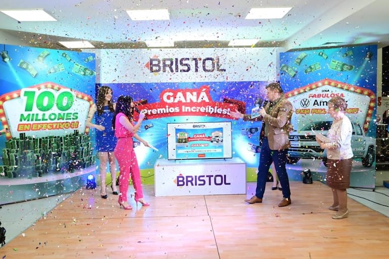 Momento del segundo sorteo de Bristol de los 50 millones de guaraníes en efectivo.