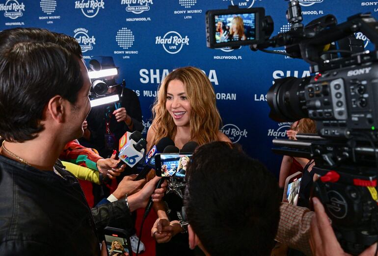 La colombiana Shakira habla con la prensa a su llegada a la fiesta de presentación de su nuevo álbum "Las Mujeres Ya No Lloran" en el Hard Rock Live de Hollywood.  (GIORGIO VIERA / AFP)