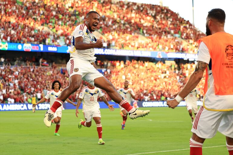 AUSTIN, TEXAS - JUNE 30: Salomon Rondon of Venezuela celebrates with teammates after scoring a goal in the second half during the CONMEBOL Copa America 2024 Group B match between Jamaica and Venezuela at Q2 Stadium on June 30, 2024 in Austin, Texas.   Buda Mendes/Getty Images/AFP (Photo by Buda Mendes / GETTY IMAGES NORTH AMERICA / Getty Images via AFP)