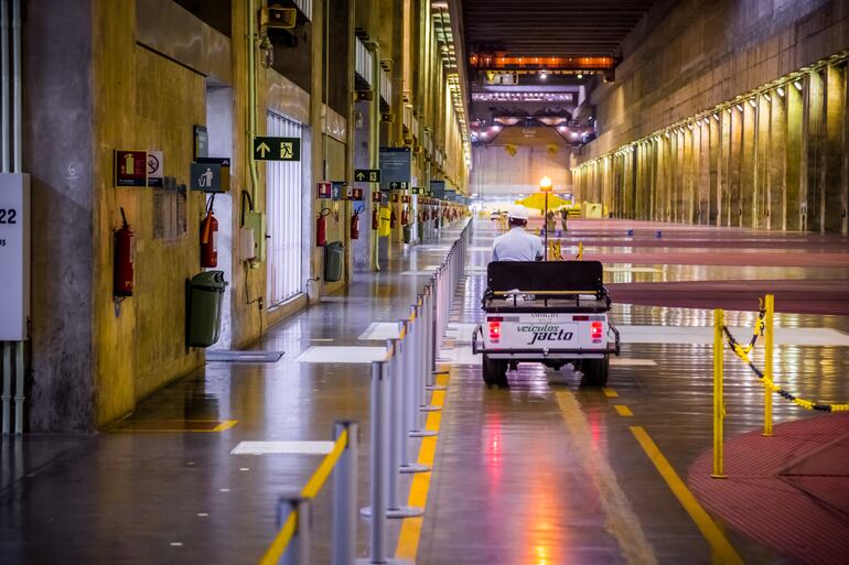 Coche eléctrico en uso en la planta de Itaipú.