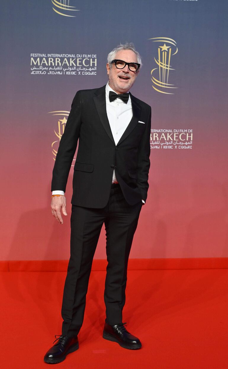 ¡Muy elegante! El director de cine mexicano Alfonso Cuarón llegó de esmoquin al Marrakech International Film Festival (FIFM), en Marrakech. (EFE/EPA/JALAL MORCHIDI)
