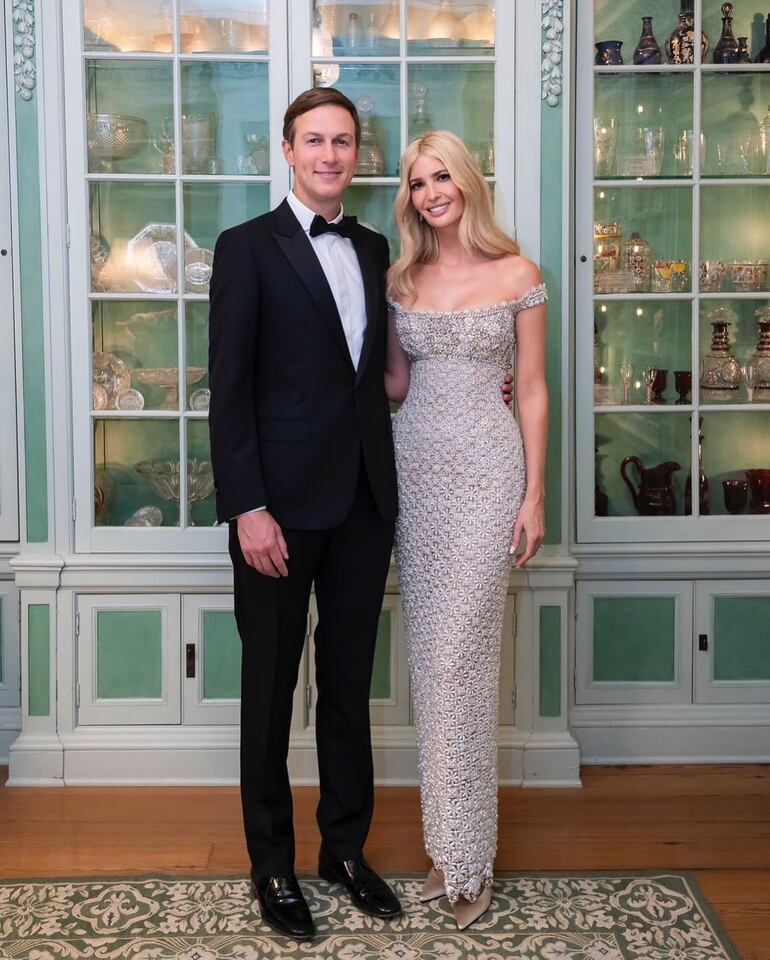 ¡Elegantísima! Ivanka Trump posando con su marido Jared Kushner. (Instagram/Ivanka Trump)