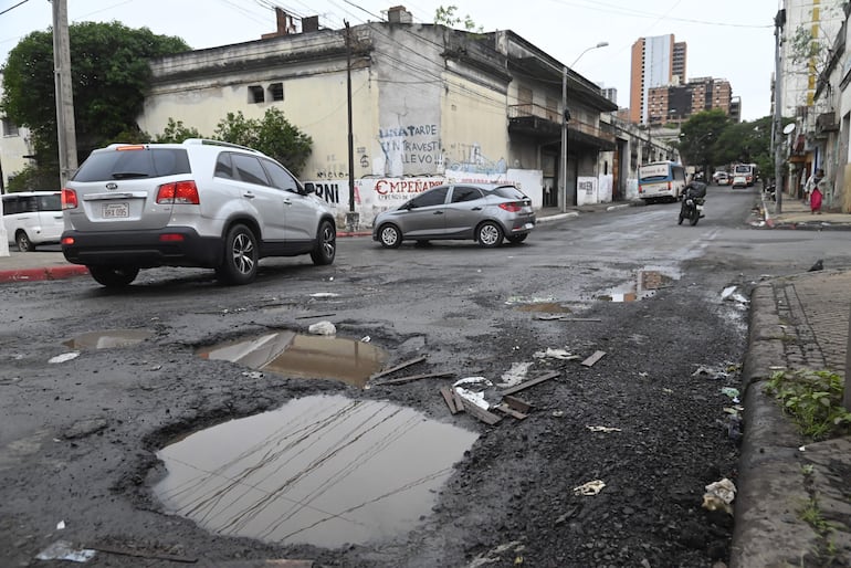 Sobre Oliva y Hernandarias el asfalto se encuentra en vergonzoso estado, rodeado de casas abandonadas.