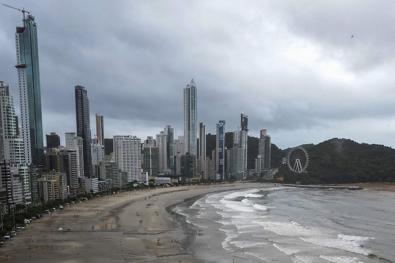 Vista general de la Playa Central después de una intensa lluvia en la ciudad de Balneario Camboriú, estado de Santa Catarina.