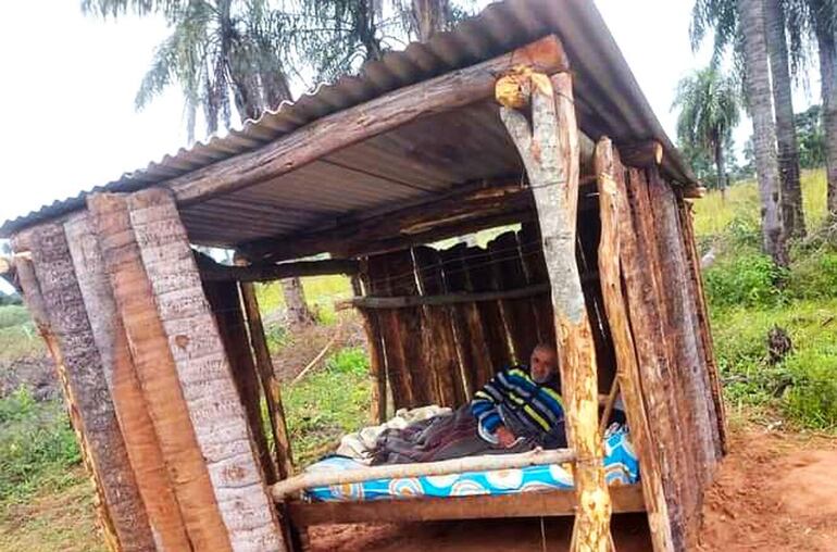 El abuelo Patricio Benítez vive en absoluta indigencia bajo un precario rancho en Ybycuí.