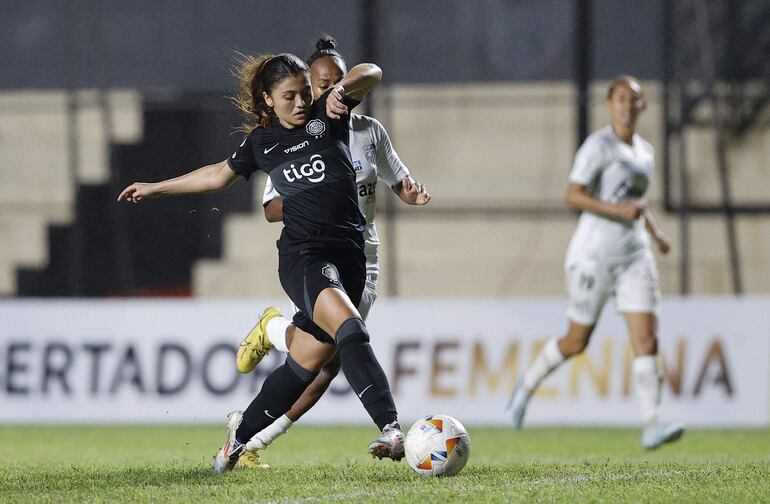 Angie Salazar, futbolista de Olimpia, controla un balón en un partido frente a Santos por la Copa Libertadores Femenina 2024 en el estadio Arsenio Erico, en Asunción, Paraguay.