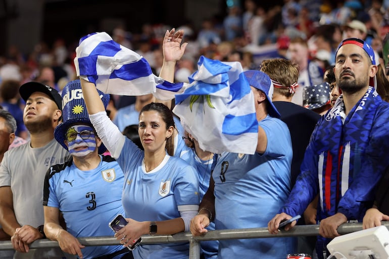 Hinchas de Uruguay durante un partido del Grupo C de la Copa América 2024, en Kansas City, Missouri.