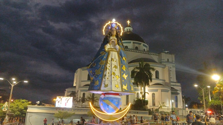 Imponente escultura de la Virgen se inauguró atrás de la basílica