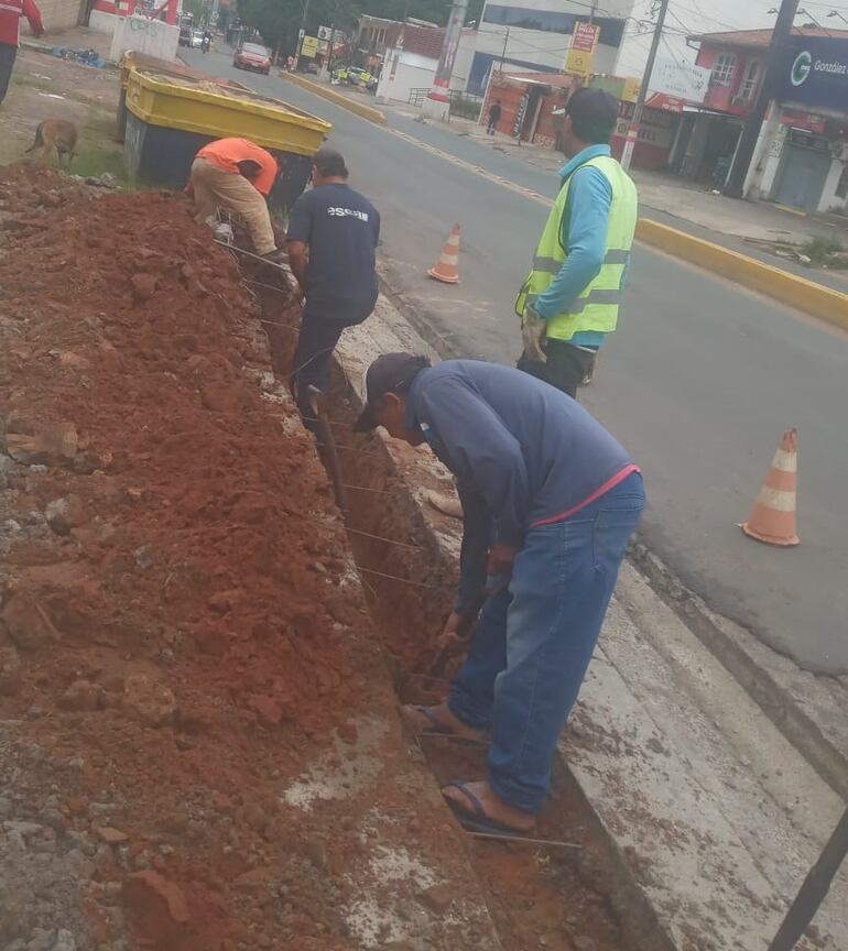 ESSAP inició trabajos de cambio de cañerías con la colocación de la nueva red domiciliaria bajo las veredas de la avenida Cacique Lambaré.