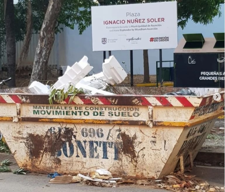 Plaza Ignacio Núñez Soler, frente al Museo del Barro, llena de basura.