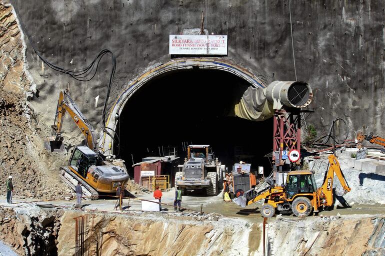 India: cuarenta obreros quedaron atrapados en un túnel.