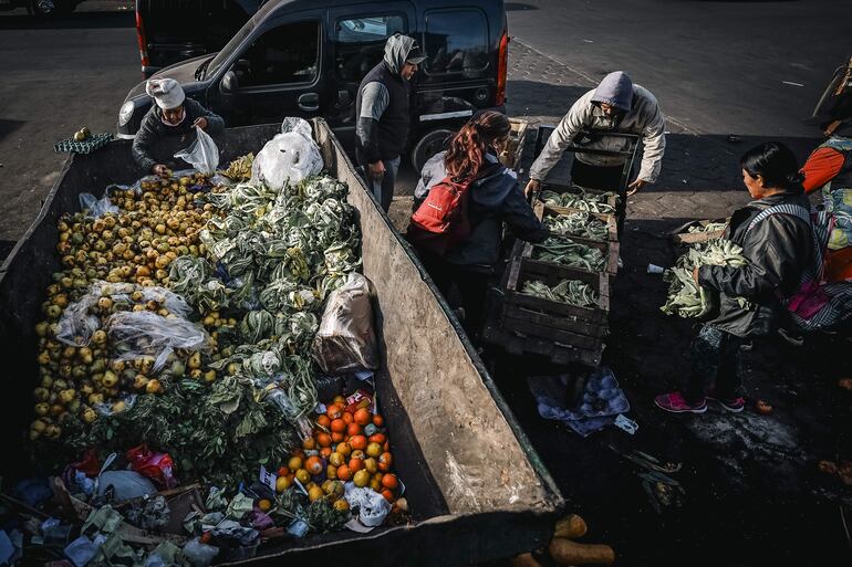 Personas buscan comida el 8 de agosto de 2023 en barrios de la periferia de la ciudad de san Buenos Aires (Argentina). Votar con hambre. Esa es la imagen que deja un sector cada vez más amplio de la población argentina. Con las primarias del 13 de agosto, se podrá tomar la temperatura electoral de un país, en el cual a una parte de la sociedad le da igual quién gane, sobre todo, cuando se llega a las urnas con años de enojo y frustración por verse obligados a mendigar alimentos o revolver la basura para subsistir. (EFE)
