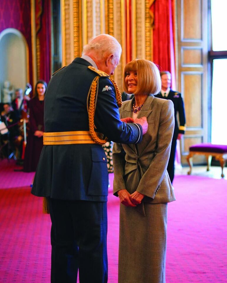 Anna Wintour recibiendo la medalla de manos del rey Carlos III. (Instagram/The Royal Family)